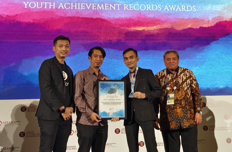 Mohd Sirhajwan Bin Idek is the first Asian to Win the International Innovation and Entrepreneurship Excellence in Teaching Award